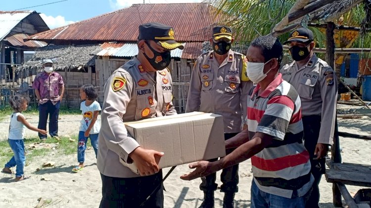 Wujud Peduli Dengan Sesama,Kapolres Ende Menyerahkan Bantuan Sosial Kepada Warga Yang Terdampak Gelombang Pasang Seroja Di Desa Kebirangga