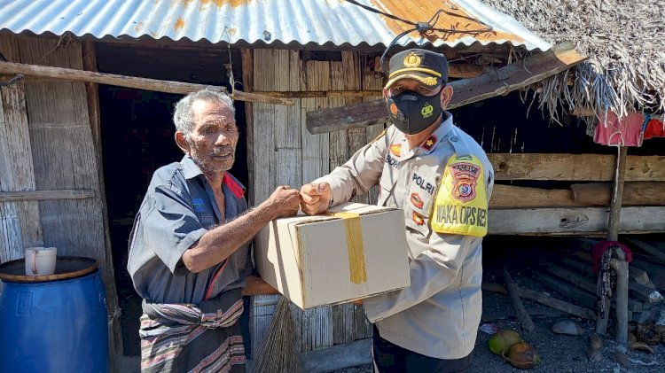 Lagi ,Polres Ende Turun Ke Lokasi Bencana Serahkan Bantuan Sosial