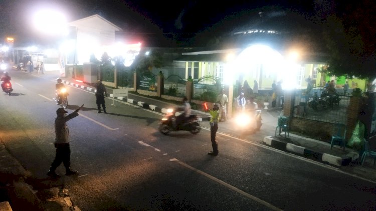 Personel Polres Ende Melaksanakan Pengamanan Sholat Tarawih Dalam Rangka Bulan Suci Ramadhan 1442 H