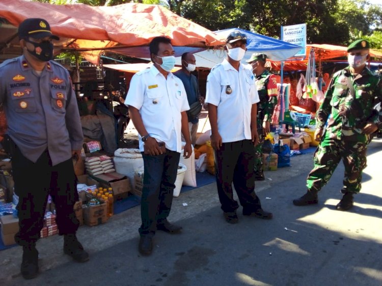 Cegah Penyebaran Covid-19, Polsek Lio Timur Sambangi Pasar Mingguan