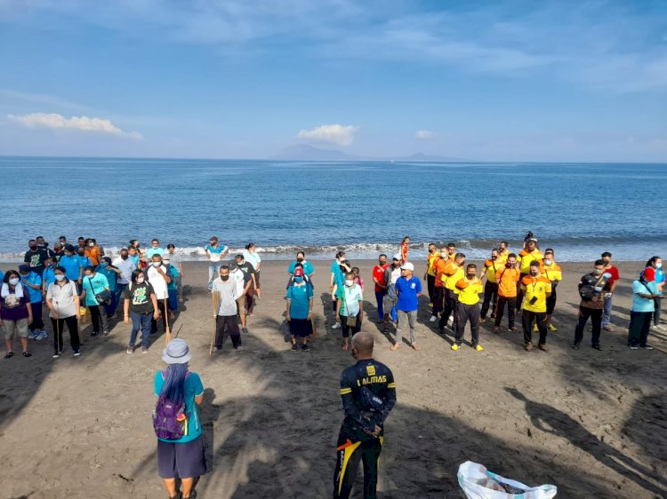 Sat Sabhara Polres Ende, Peduli Lingkungan Pantai Ria Ende