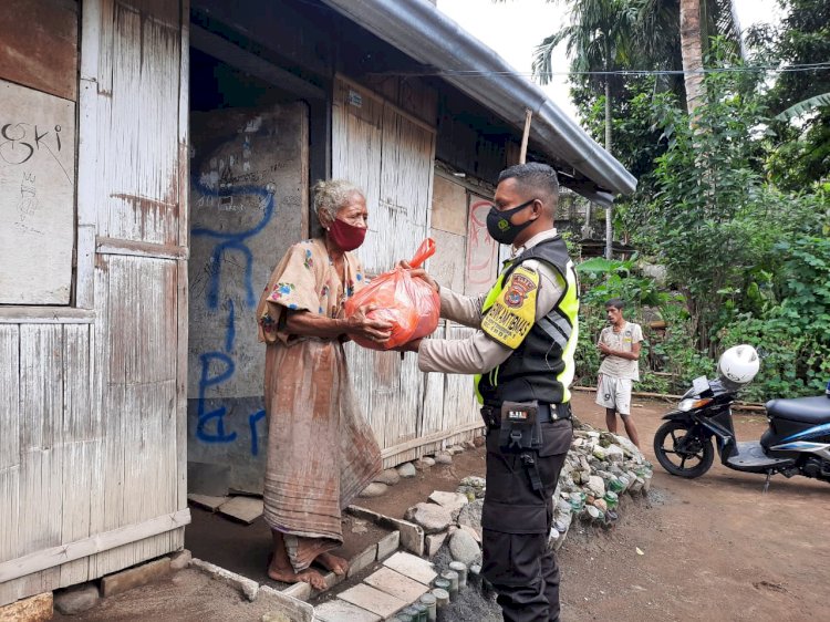 Peduli Kepada Warga Binaanya, Bhabinkamtibmas Desa Ndetundora I Beri Bantuan Sembako