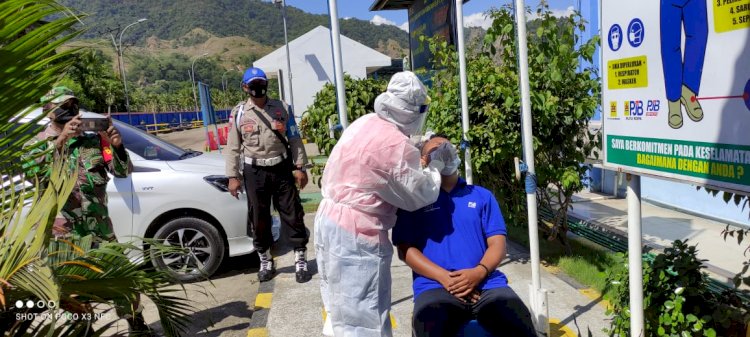 Polsek Maurole Dan Koramil 1602-04 Maurole Dampingi Petugas Puskesmas Melaksanakan Pemeriksaan Swab Antigen Pada Warga