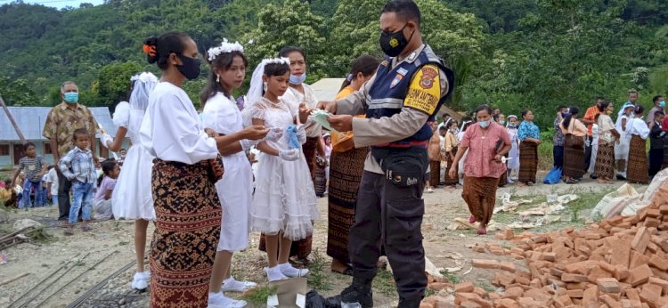 Bhabinkamtibmas Desa Detupera Laksanakan Pengamanan Komuni Suci Pertama Sekaligus Himbauan Kamtibmas