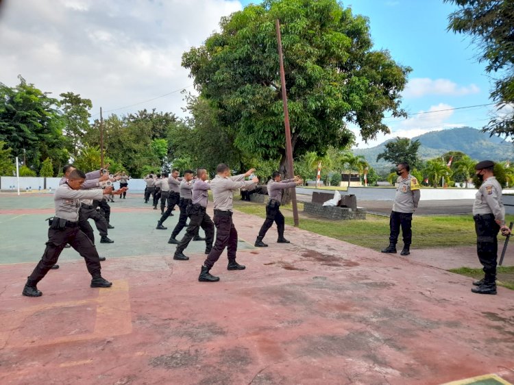 Tingkatkan Kemampuan, Sat Sabhara Polres Ende Rutin Latihan Drill Borgol Dan Drill Tongkat II