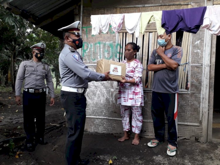 Sambut Hut Bhayangkara Ke-75, Satlantas Polres Ende Bagikan 350 Paket Sembako Untuk Warga Tidak Mampu