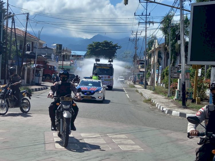 Antispasi Penyebaran Virus Covid-19 di Kabupaten Ende, Polres Ende Lakukan Penyemprotan Disenfektan