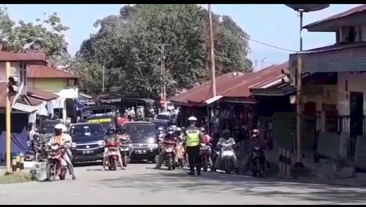 Hening Cipta Untuk Korban Meninggal Covid-19, Sat Lantas Polres Ende Setop Semua Kendaraan Di Simpang Pelni Ende