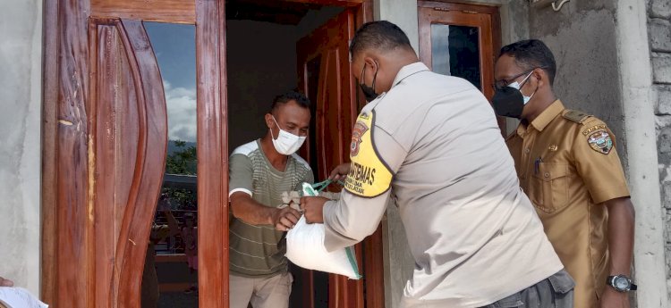 Peduli Dengan Warga Binaanya, Aiptu Rudi Hayer Sambangi Sekaligus Beri Bantuan Sembako Pada Warga Isolasi Mandiri