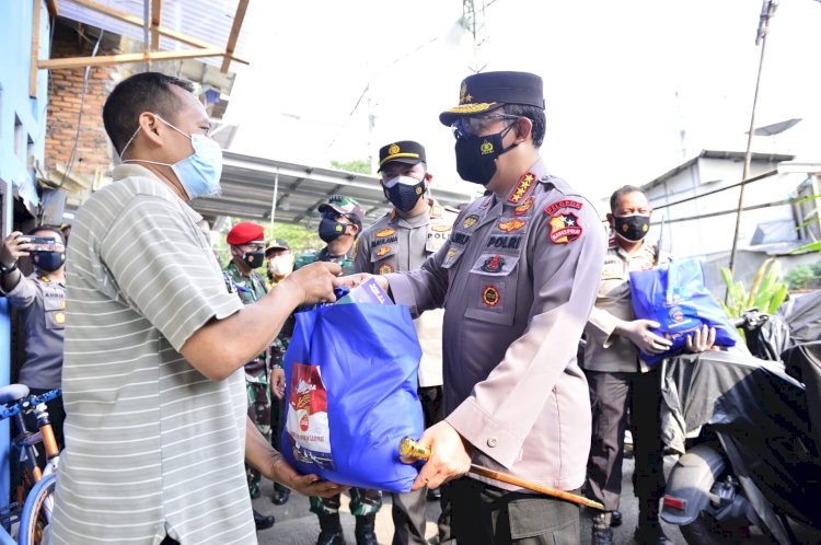 Panglima TNI dan Kapolri Sosialisasi Vaksin Keliling dan Serahkan Langsung Bansos ke Warga Jakarta