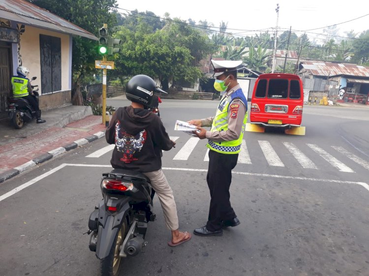 Satlantas Polres Ende Sebar Brosur Himbauan Kamseltibcar Lantas dan Himbauan Prokes 5M