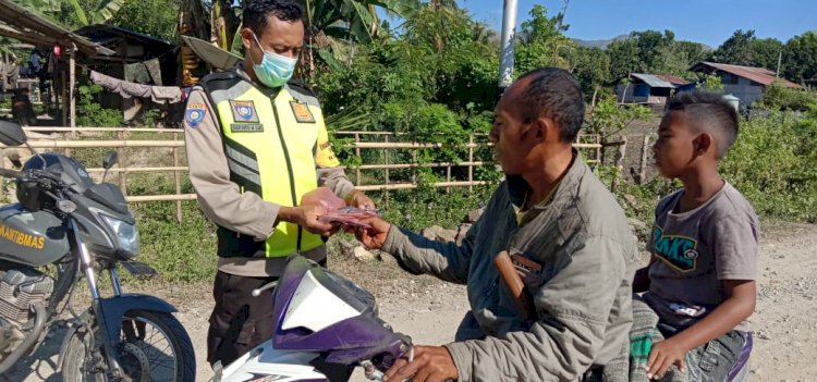 Lindungi Warga Dari Covid-19, Bhabinkamtibmas Polsek Maukaro Bagikan Masker Gratis