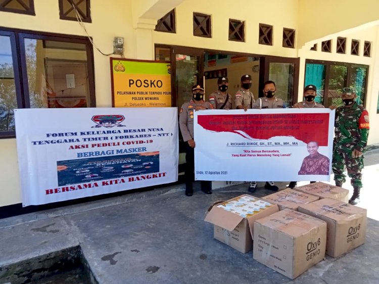 Peduli Covid-19, Polsek Wewaria Gandeng Pengacara J Richard Riwoe dan Forkabes NTT Bagi Masker Untuk Warga