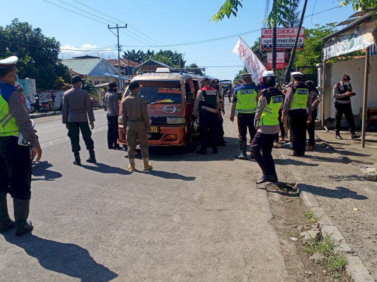 Penyekatan Hari Ketiga, Kapolres Ende Himbau Masyarakat Taati Prokes Dan Aturan Berlalu Lintas