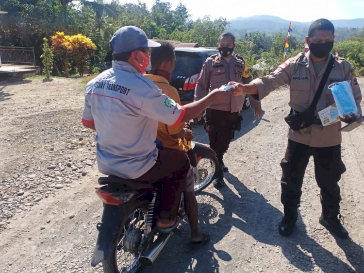 Dimasa PPKM Level IV, Kanit Binmas Polsek Wewaria Bersama Bhabinkamtibmas Bagikan Masker Kepada Warga