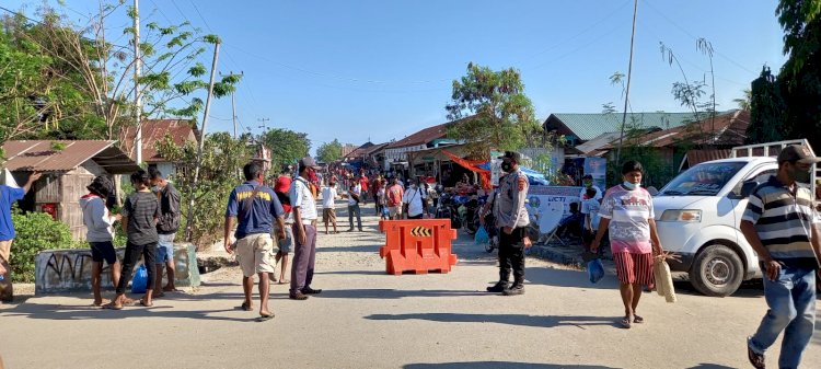 Wujudkan Kamtibselcarlantas Personil Polsek Maukaro Rutin Atur Lalin Di Pasar Mingguan