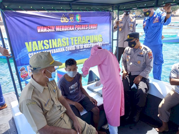 Sasar Masyarakat Pesisir, Polres Ende Gelar Vaksinasi Terapung