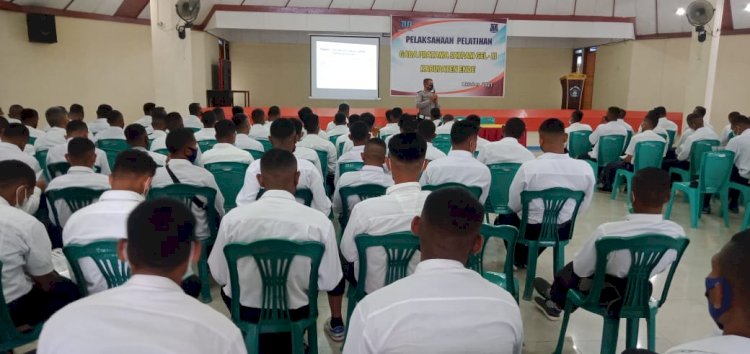 Satlantas Polres Ende Berikan Materi Kamseltibcar Lantas Patroli dan Pengawalan Kepada Peserta Pelatihan Gada Pratama Gel.III