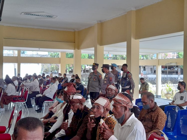 Ratusan Personil Gabungan Polres Ende Amankan Rapat Paripurna XIII Masa Sidang I DPRD Kab.Ende Dengan Agenda  Pemilihan Wakil Bupati Ende Oleh DPRD