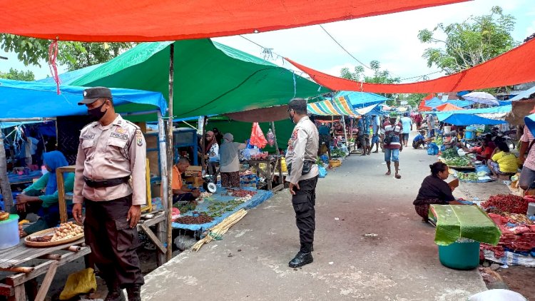 Polsek Maurole Tingkatkan Patroli PPKM Level 3 Di Pasar Maurole Sampaikan Himbauan Disiplin Prokes