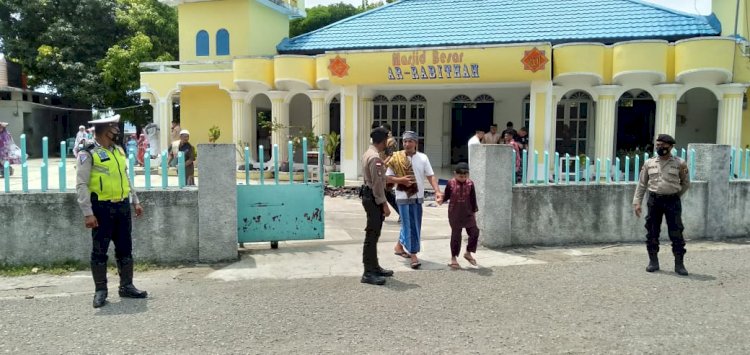 Ciptakan Kenyamanan Saat Ibadah, Personil Polres Ende Lakukan Pengamanan Sholat Jumat