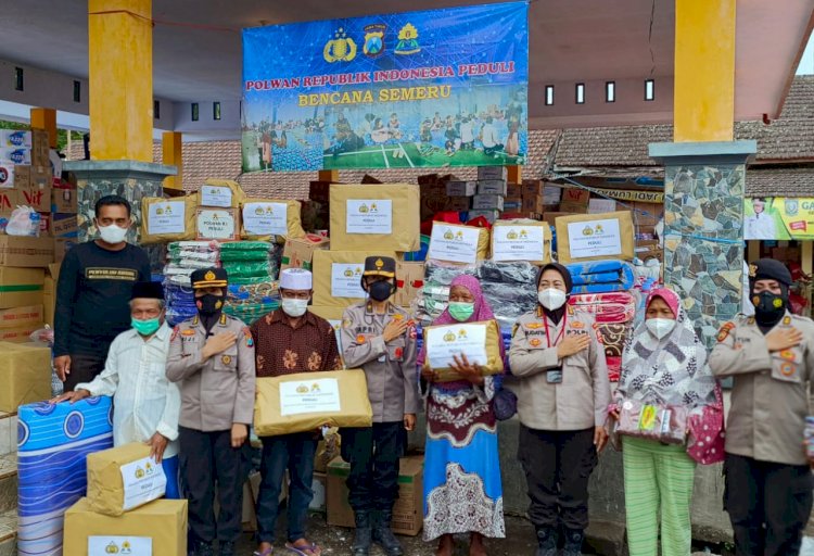 Peduli Korban Erupsi Semeru, Polwan RI Salurkan Bansos dan Gelar Trauma Healing