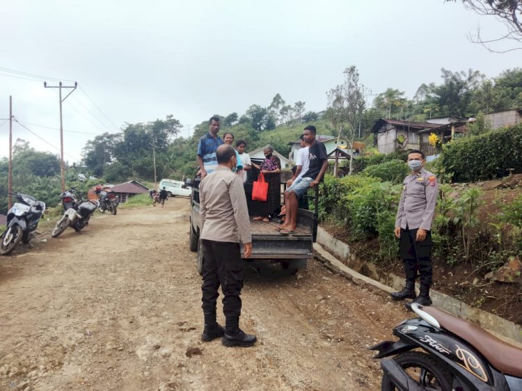 Percepatan Vaksinasi, Kapolsek Wolowaru Antar Jemput Warga Menggunakan Mobil Dinas Dan Mobil Pribadi Untuk Vaksinasi