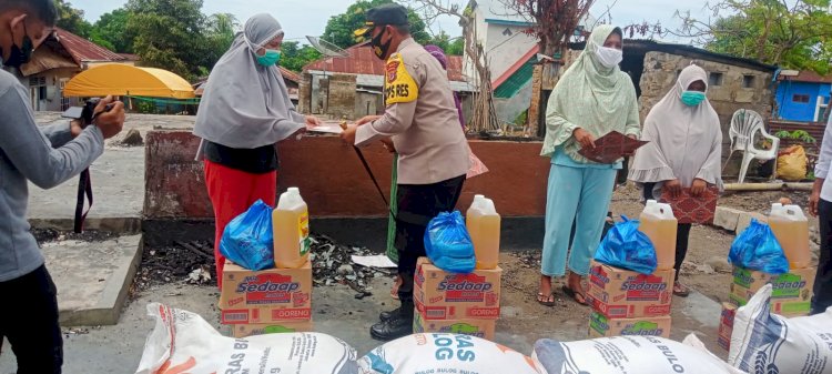 Peduli Korban Kebakaran Rumah, Kapolres Ende Beri Bantuan Sembako