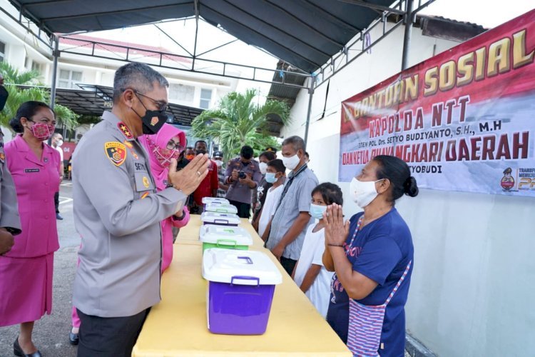 Headline  Bantu Masyarakat di Masa Pandemi Covid-19, Kapolda NTT dan Ketua Bhayangkari Daerah NTT Salurkan Bantuan Sosial Kepada Masyarakat di Belu