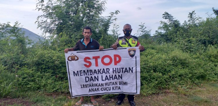 Sambangi Warga Binaanya, Bhabinkamtibmas Kelurahan Roworena Menghimbau Untuk Tidak Melakukan Pembakaran Hutan Dan Lahan