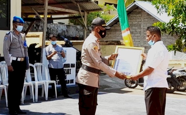 Polsek Pulau Ende Gelar Apel Beri Penghargaan Kepada Warga Desa Rendoraterua