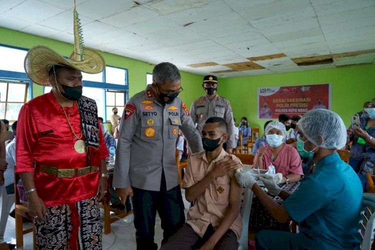 Tinjau Vaksinasi di SMA Negeri 1 Lobalain, Kapolda NTT Berharap Semua Pihak Dukung Program Akselerasi Vaksinasi Nasional