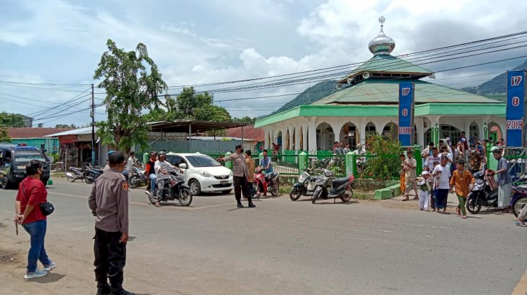 Berikan Rasa Nyaman Umat yang Melaksanakan Ibadah, Sejumlah Personil Polres Ende Lakukan Pengamanan Di Masjid