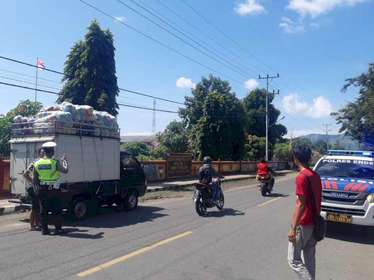 Satlantas Polres Ende Lakukan Sosialisasi dan Himbauan Kepada Sopir Kendaraan Yang  Over Dimension dan Over Load