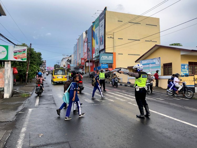 Menciptakan Kamseltibcarlantas, Satlantas Polres Ende Rutin Gatur  di Jalan Utama Kota Ende