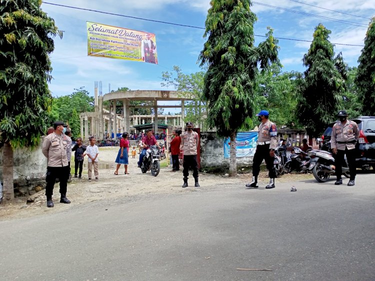 Menciptakan Sitkamtibmas, Personil Polsek Maurole Lakukan Pengamanan Ibadah Misa Pelantikan Pastor Paroki Yang Baru