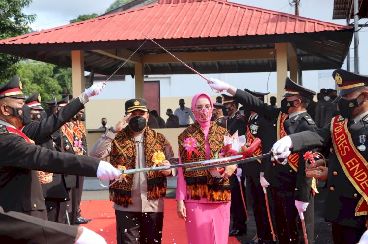 Tradisi Pedang Pora, Warnai Penyambutan Kapolres Ende yang Baru