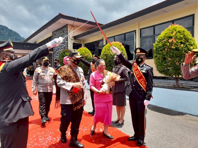 Personil Polres Ende Melepas  Kapolres Lama AKBP Albertus Andreana SIK Dengan Pedang Pora