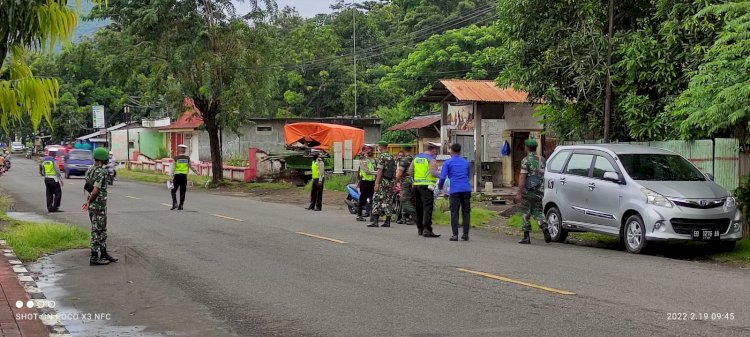 Kabupaten Ende Masuk PPKM Level 3, Personil Gabungan Polres Ende Kodim 1602 Ende Dan SatPol PP Lakukan Penyekatan Di Jalan