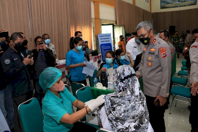 Headline Tinjau Vaksinasi Serentak, Kapolda NTT Berharap Semua Masyarakat Dapat Divaksin Baik Tahap 1,2 dan 3