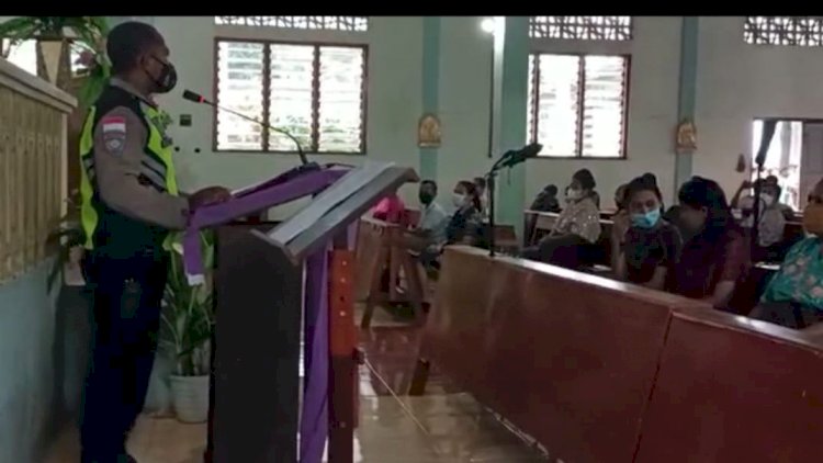 Jaga Situasi Kamtibmas Tetap Kondusif, Bhabinkamtibmas Roworena Imbau Warga di Dalam Gereja