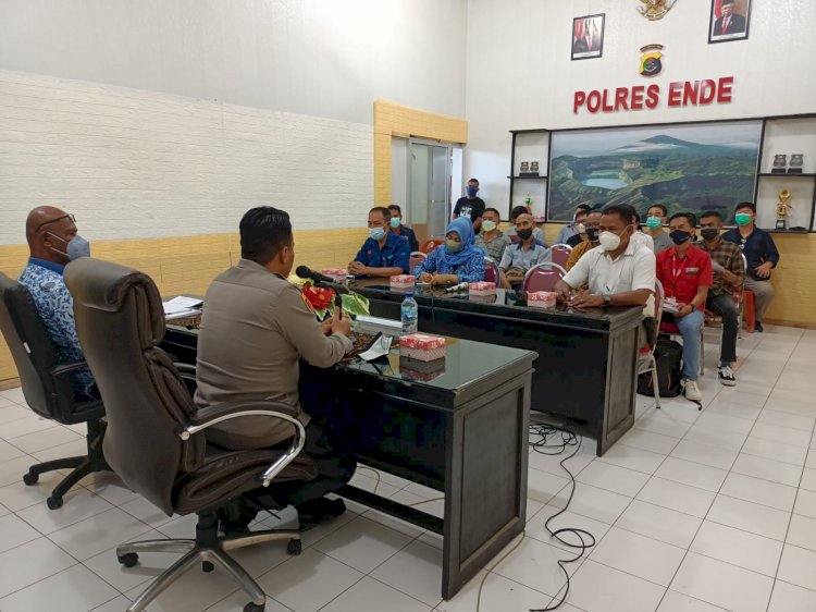 Kapolres Ende Gelar Rapat Koordinasi Bersama Para Pelaku Usaha Dalam menyikapi Kelangkaan Kebutuhan Masyarakat Khususnya Minyak Goreng di Wilayah Kabupaten Ende