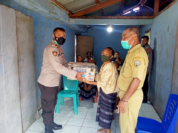 Peduli Sesama, Kapolsek Maurole dan Anggota Berikan Santunan Kepada Warga Kurang Mampu