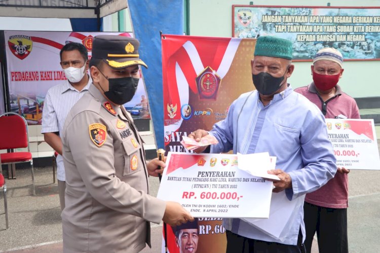 Kapolres Ende Hadiri Penyaluran Bantuan Tunai Pedagang Kaki Lima, Warung dan Nelayan (BTPKLWN) TNI Tahun 2022 di Wilayah kodim 1602 Ende