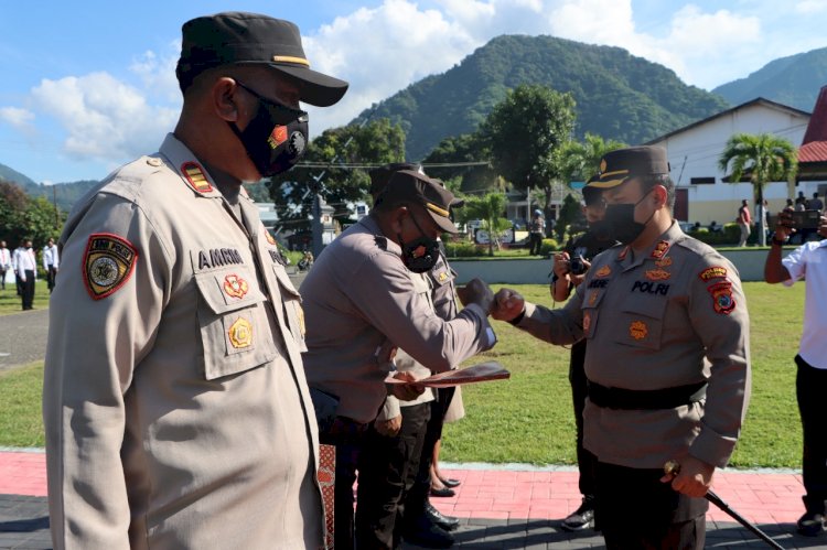 Kapolres Ende Berikan Penghargaan Kepada 5 Personil Polres Ende Terbaik