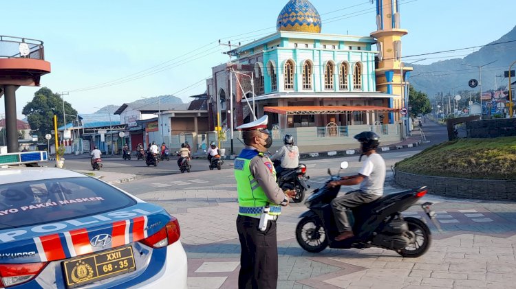 Satlantas Polres Ende Berikan Pelayanan Pagi Hari, Dengan Pengaturan Arus Lalu Lintas