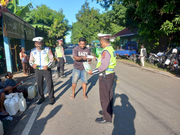 Satlantas Polres Ende Bagikan Brosur Himbauan Kamseltibcar Lantas dan Prokes