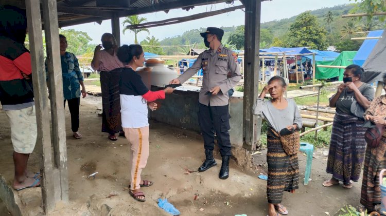 Dorong Masyarakat Taat Prokes, Polsek Wolowaru Bagikan Masker Gratis Di Pasar Tradisional