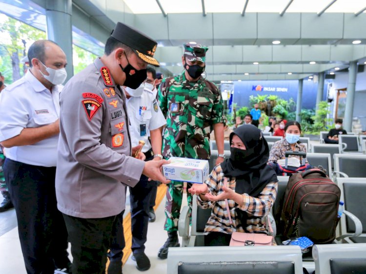 Tinjau Stasiun Pasar Senen, Kapolri Imbau Warga Mudik Sebelum Tanggal 28 April