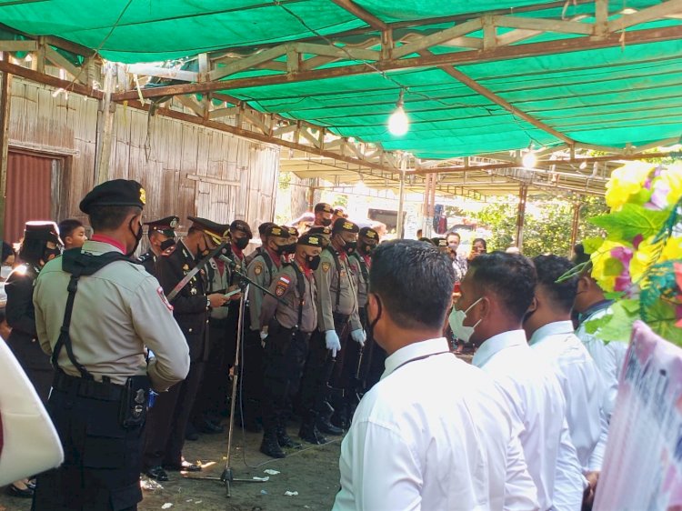 Waka Polres Ende Pimpin Upacara Pemakaman Almarhum Purnawirawan Polri